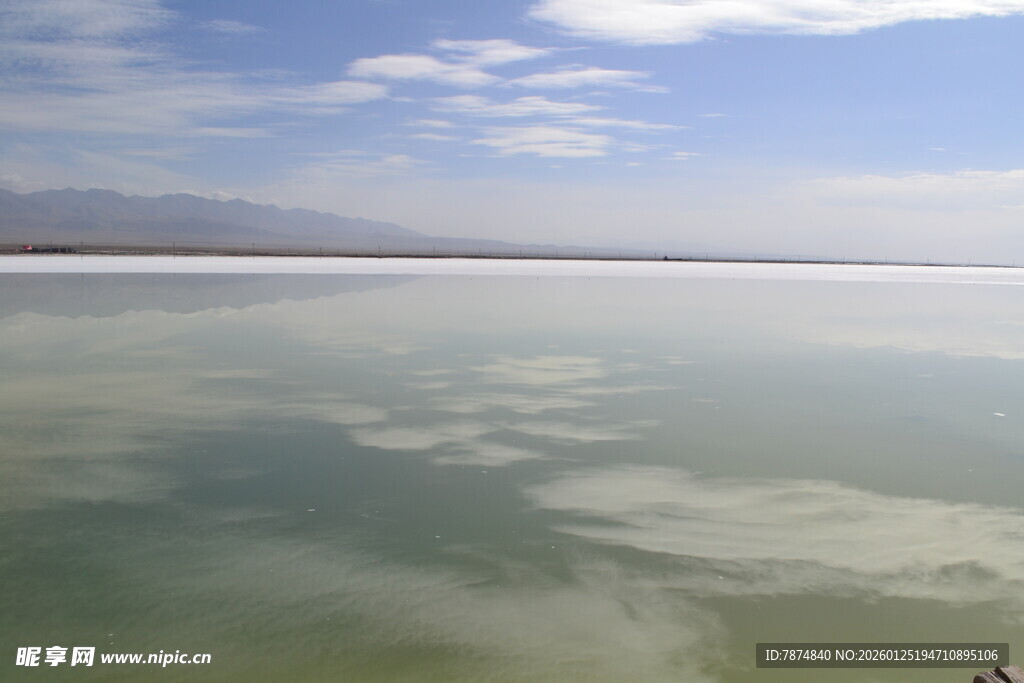 平静湖面与蓝天白云美景