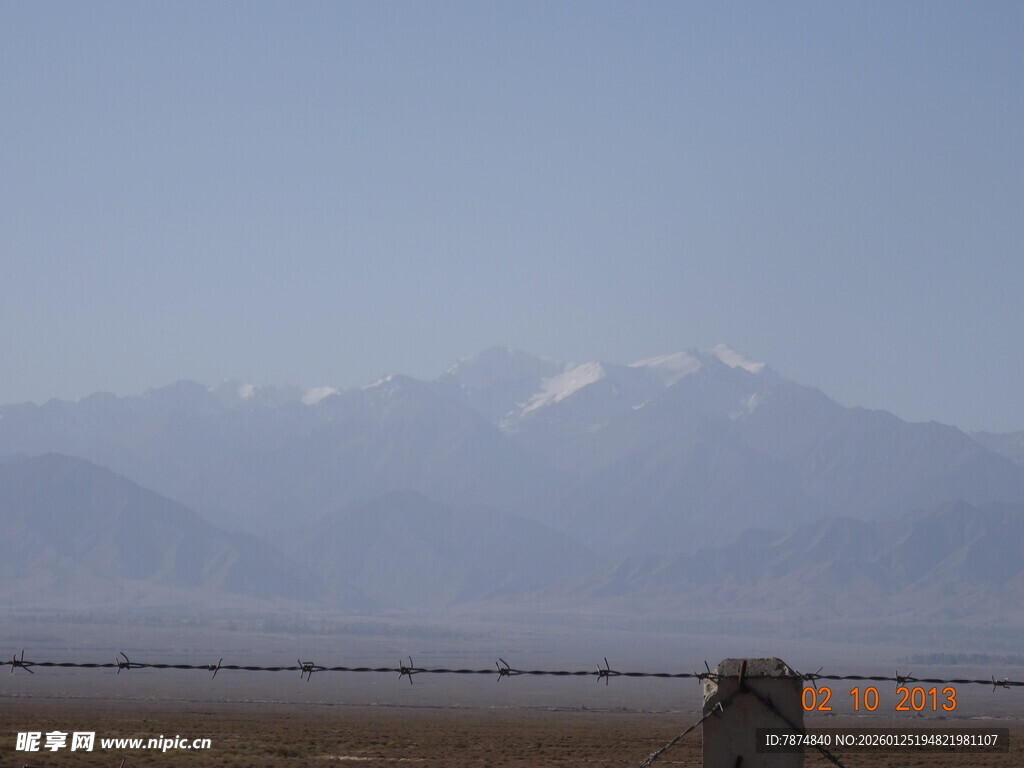 雪山下的广袤旷野