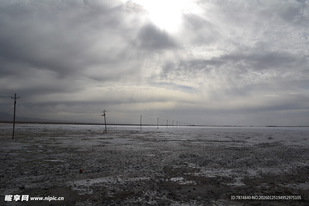 阴沉海面与厚重云层景象
