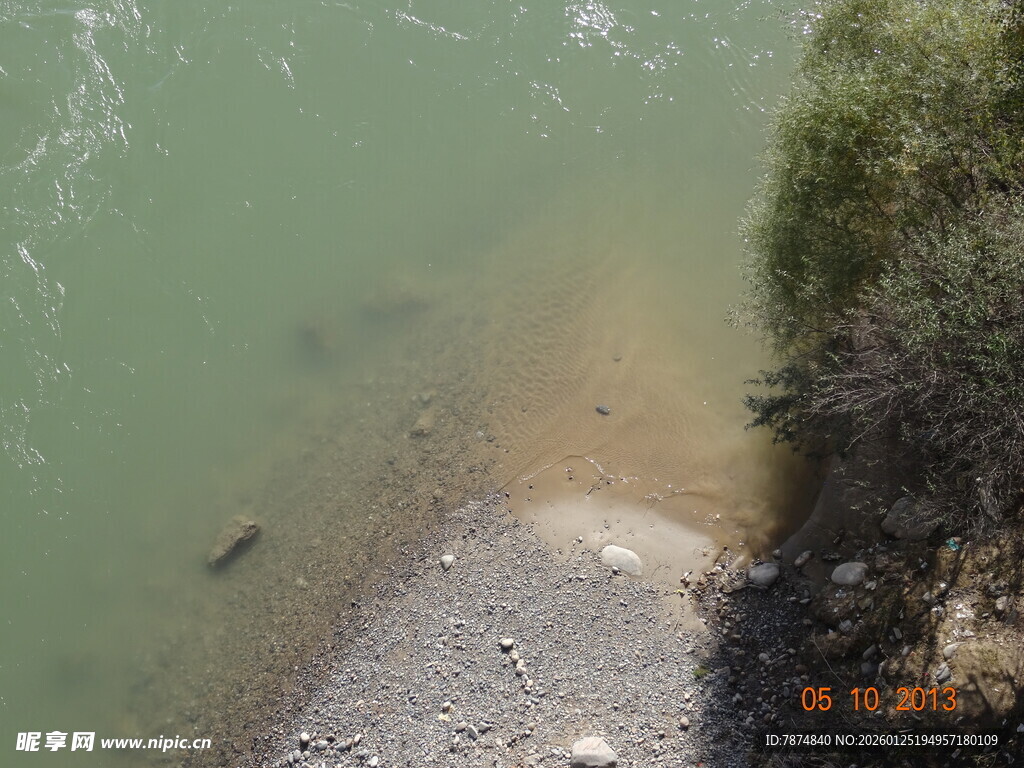 河边碎石与植被景观