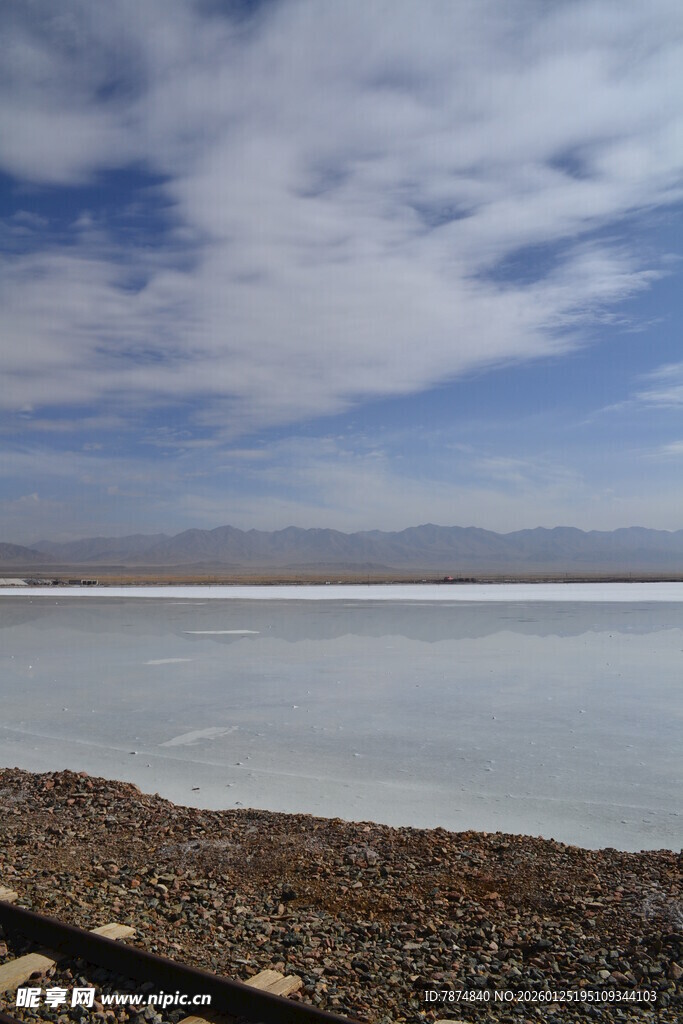 广阔盐湖与蓝天白云景观