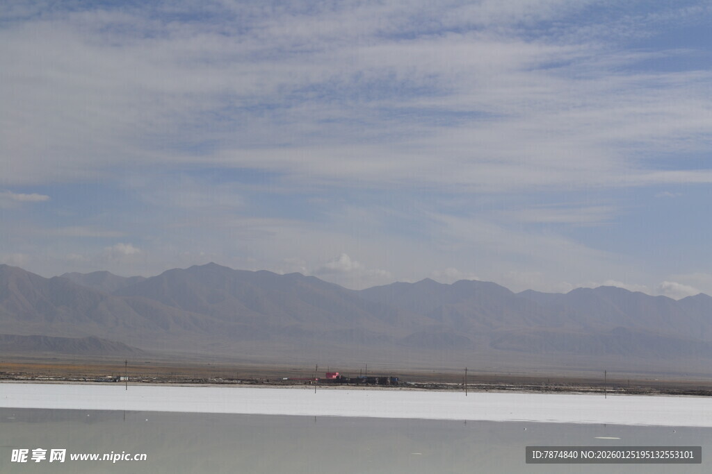 广阔盐湖与远处山峦