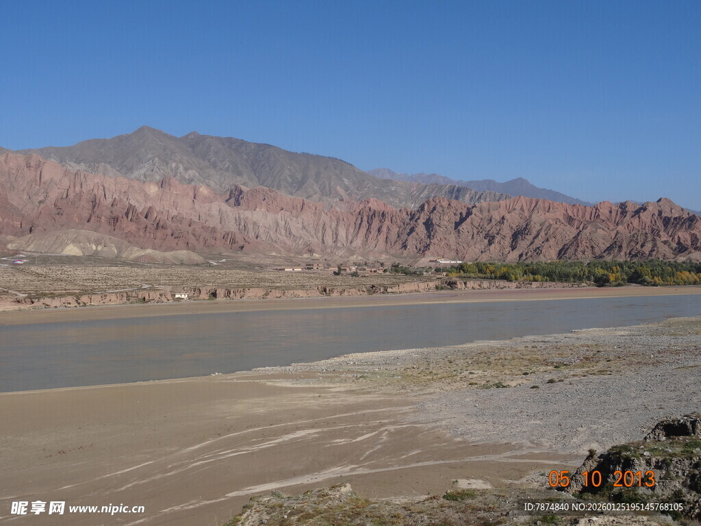 壮丽河谷与赤红山峦景观