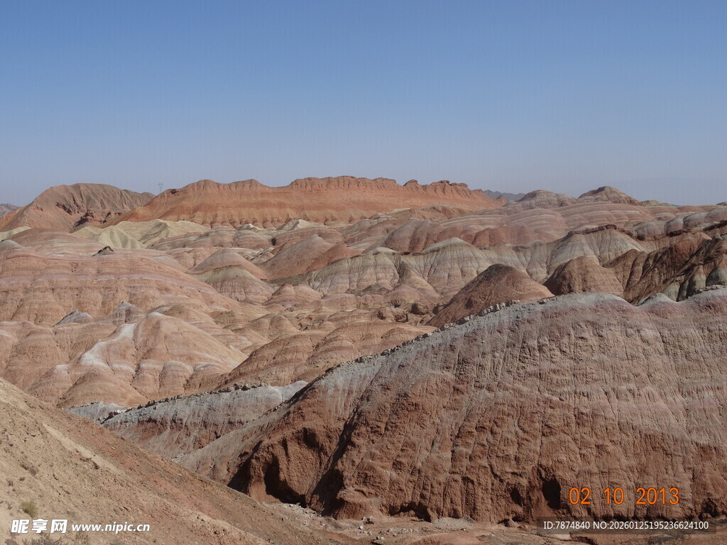 壮丽五彩山丘景观
