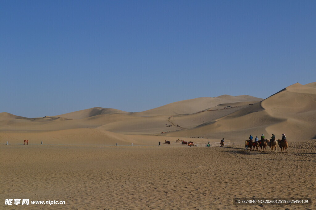 沙漠驼队穿行壮丽沙丘