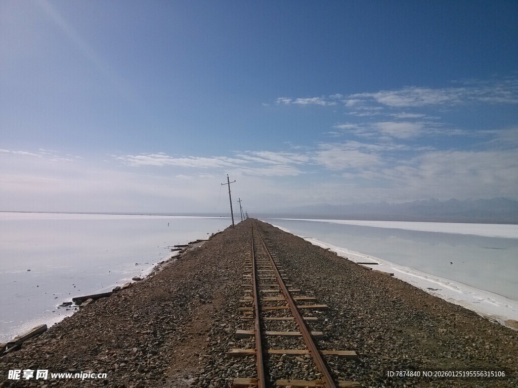 盐湖铁轨延伸至天际