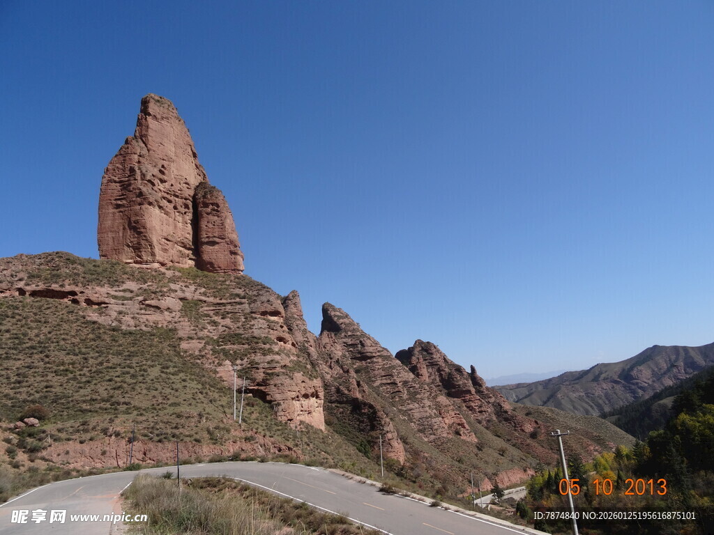 山间公路旁的奇特岩石景观
