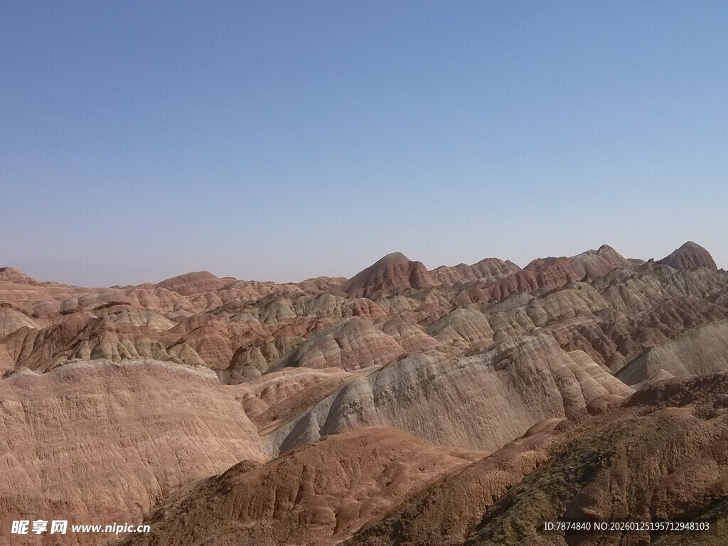 七彩山峦壮丽风光