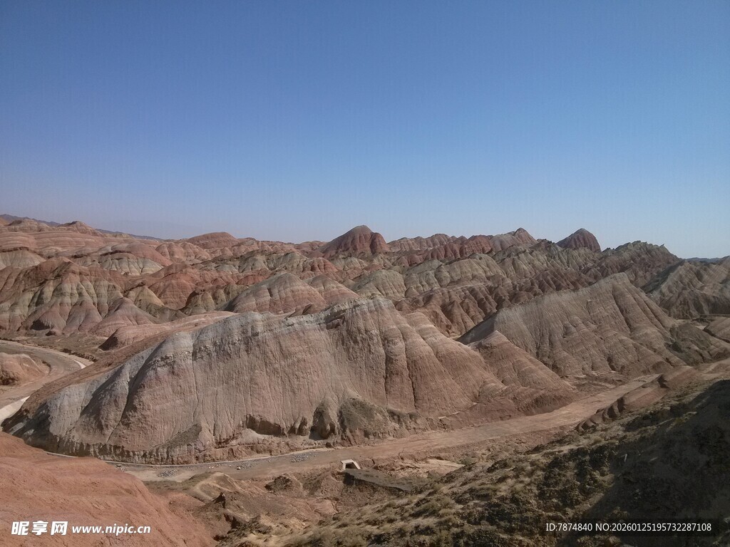 壮丽多彩的荒漠丘陵景观