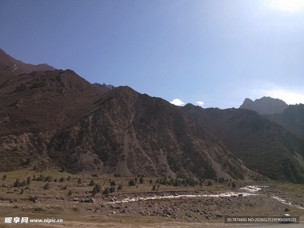 山间公路蜿蜒于壮丽群山