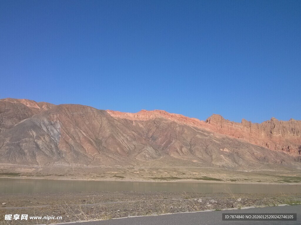 壮丽山景 蓝天映衬