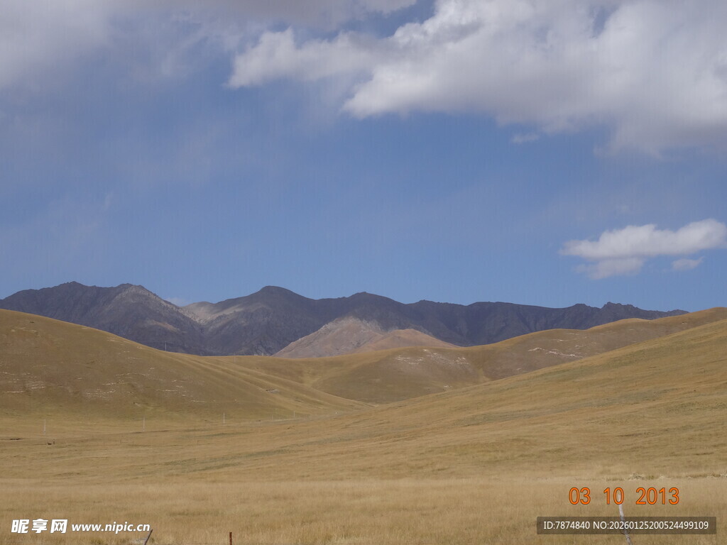 广袤草原与远处山峦