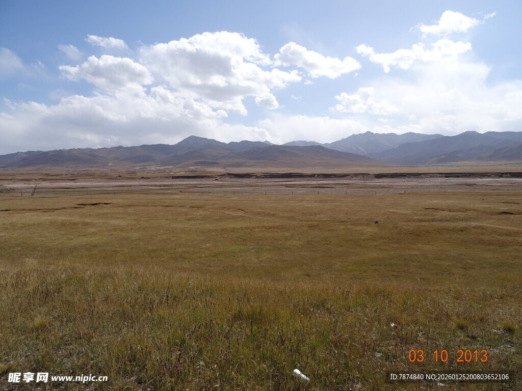 广袤草原与远处山峦