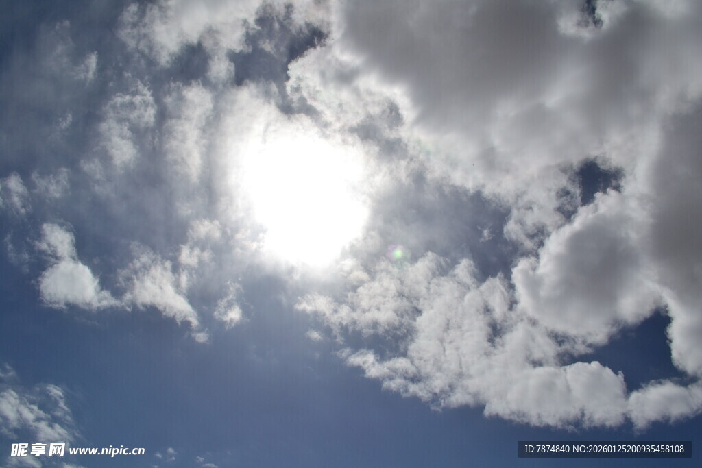 蓝天白云间的耀眼阳光