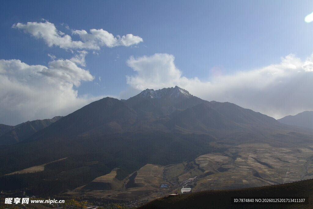 壮丽山景 蓝天白云相伴