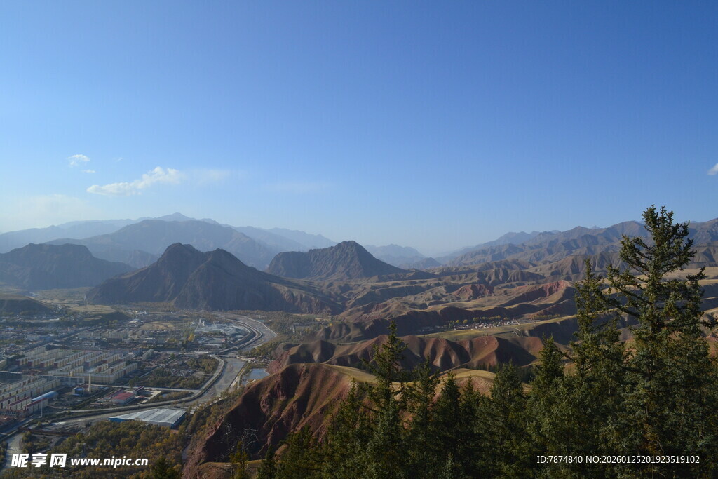 壮丽山景俯瞰图