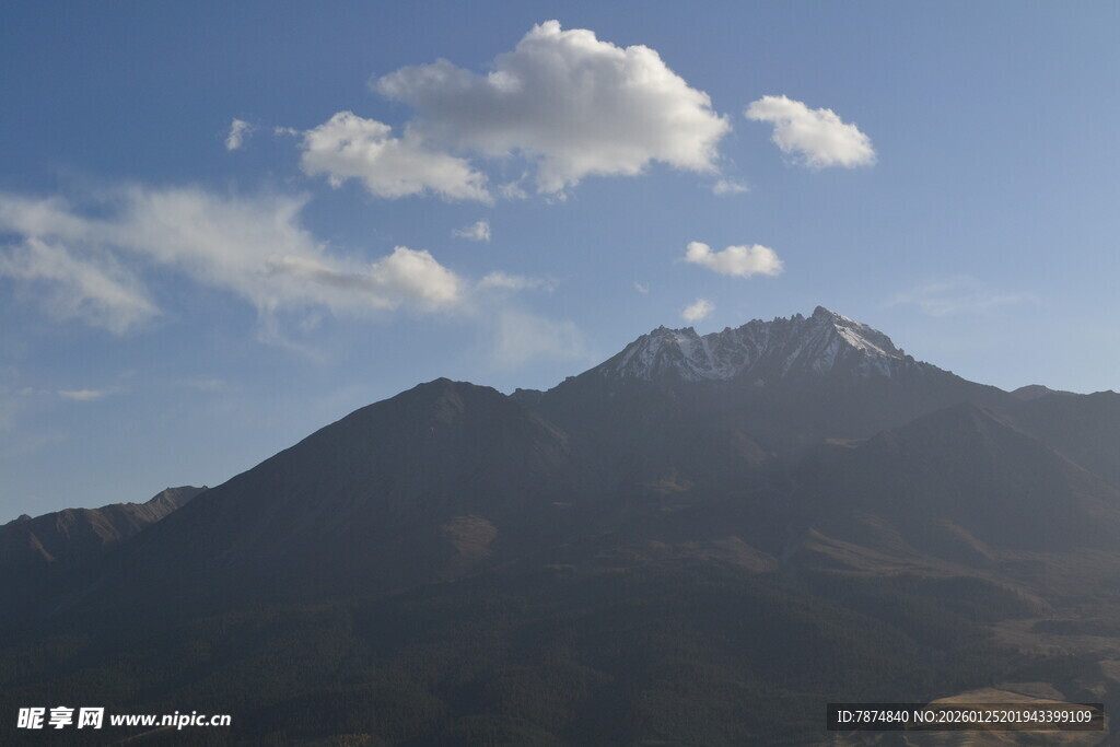 巍峨山峦与蓝天白云