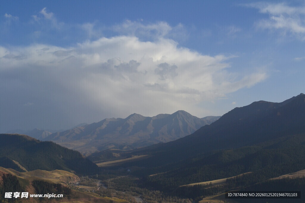 蓝天白云下的壮美山峦