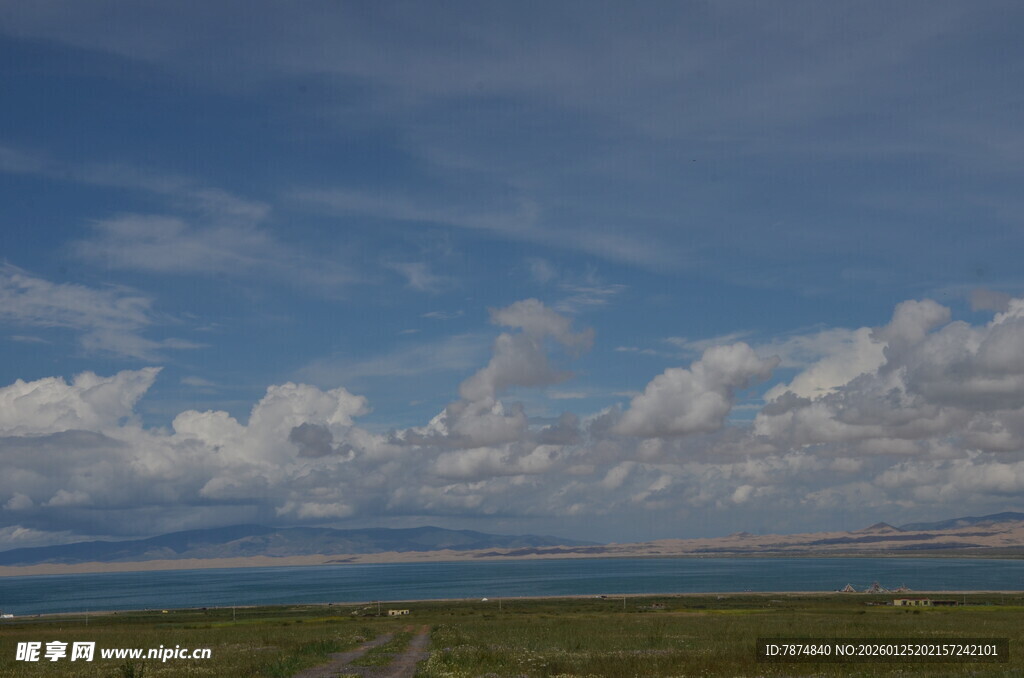 蓝天白云下的广阔原野