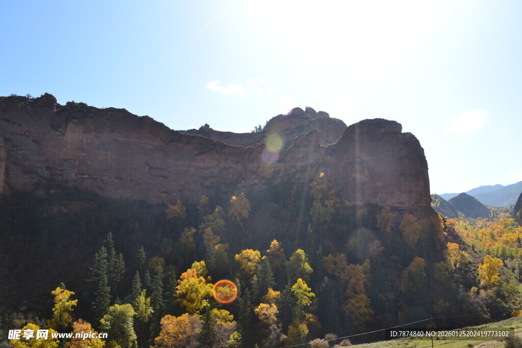 秋日山间壮丽岩石景观