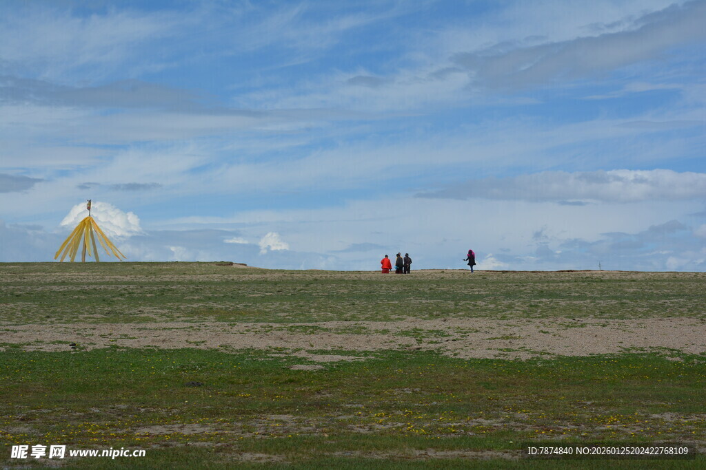 草原上的行人与远处建筑