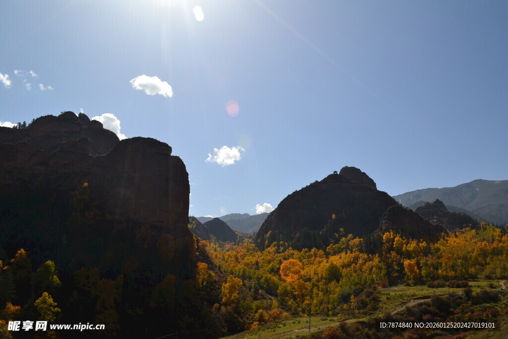 山间秋景 阳光洒落山谷