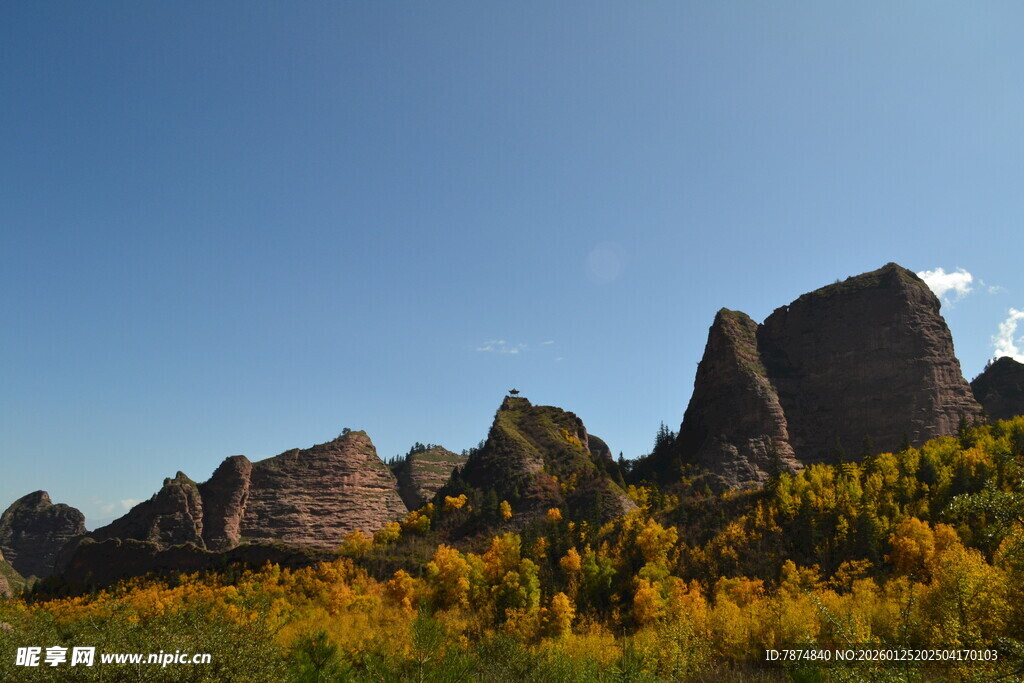 秋日山野间的嶙峋岩石