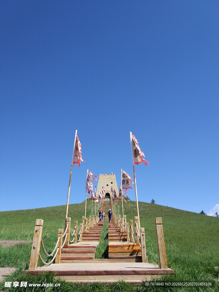 草原上的木质观景台