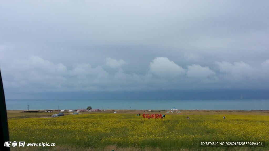 草原上的天空与远方景色