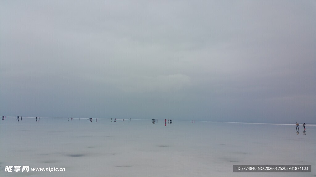 海边朦胧景象 人影绰绰