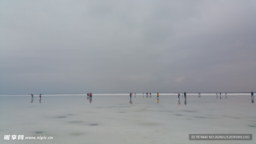 雾霭中的海边栈桥