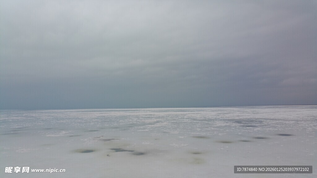 广阔雪地与阴沉天空景象