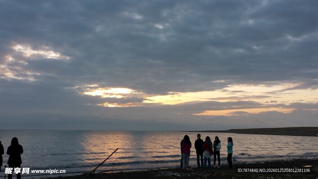 海边黄昏众人赏景时刻