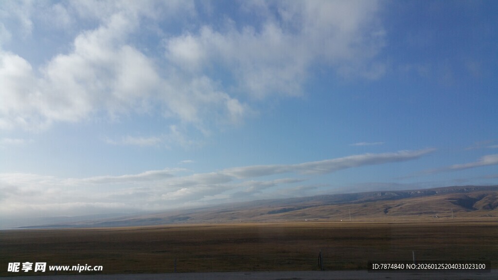 广阔蓝天与大地景观