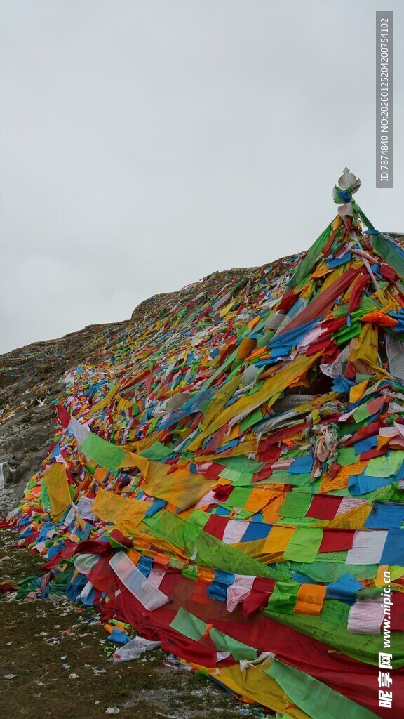 五彩经幡装点山间