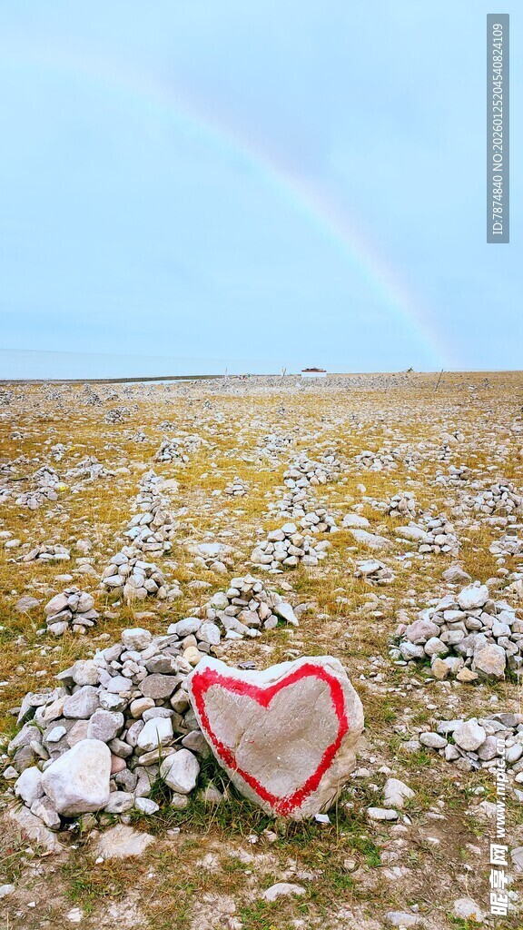 草原上的心形装饰与彩虹