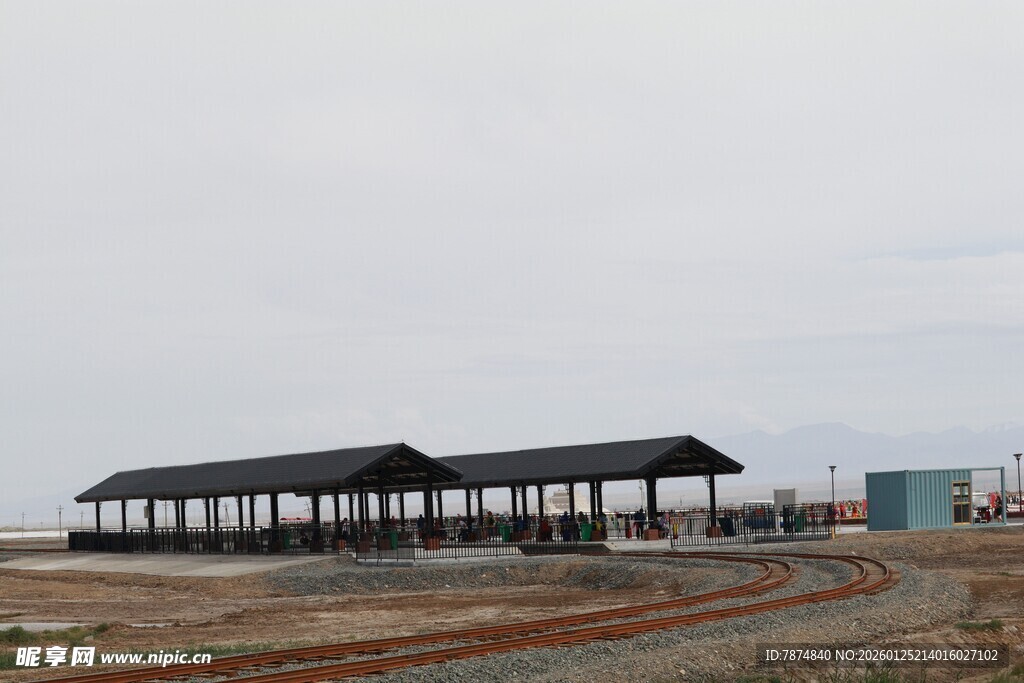 空旷场地中的长形建筑