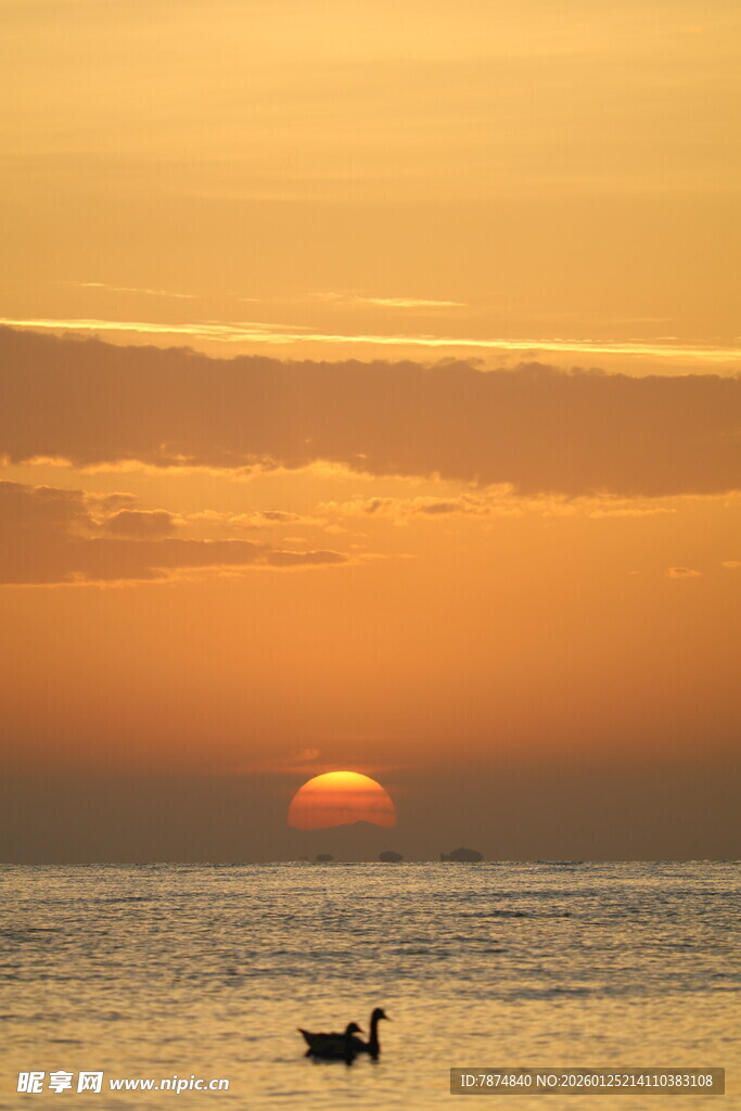 海上日落小船剪影美景