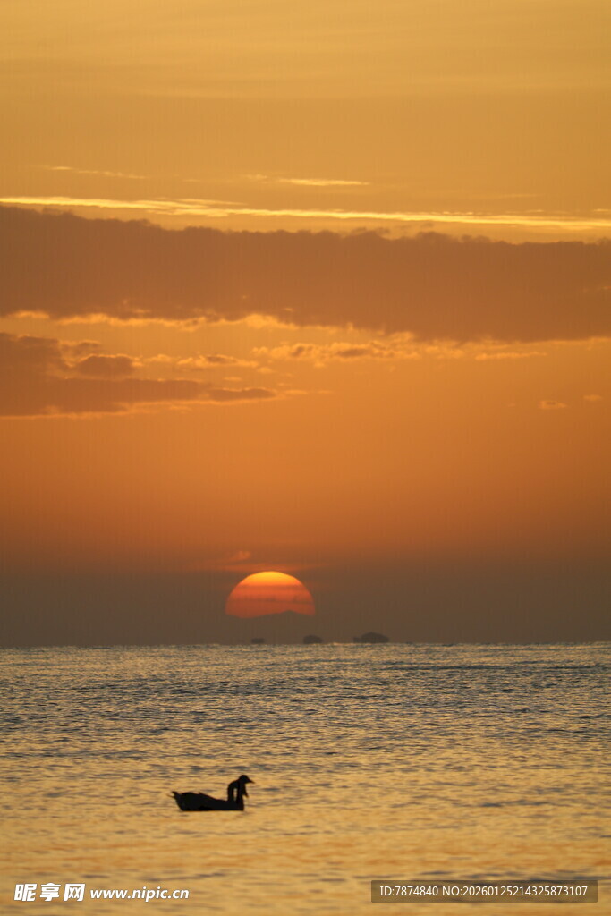 海上落日孤舟美景