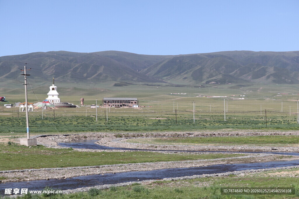 草原公路旁的白色建筑