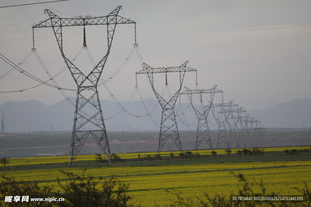 田野上的高压输电塔