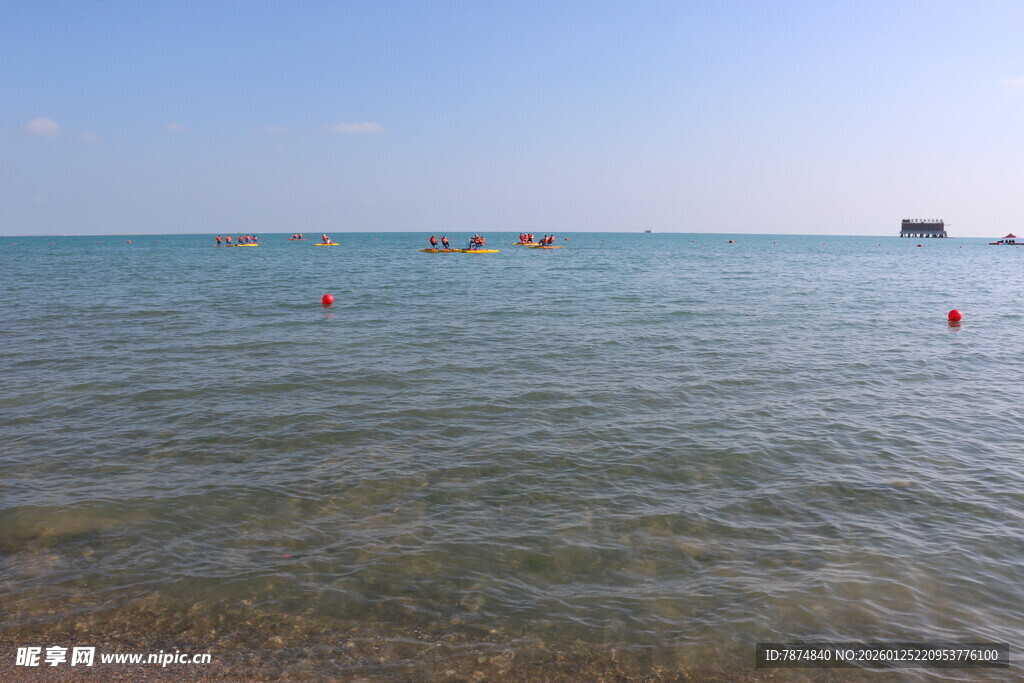 海边戏水场景