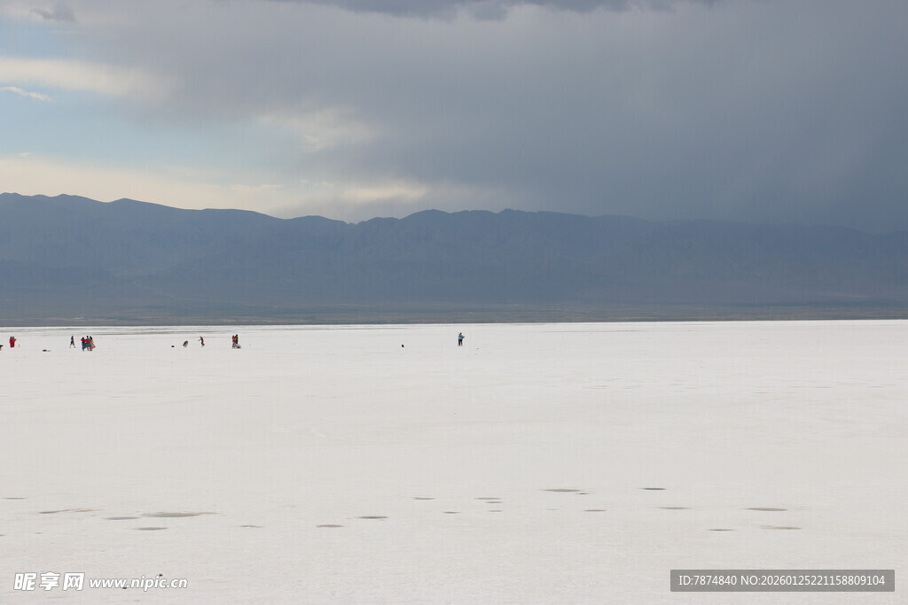 广阔盐湖景观
