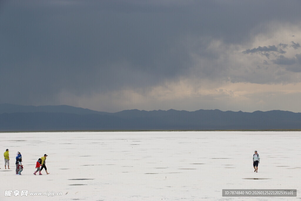 雪地漫步的人群