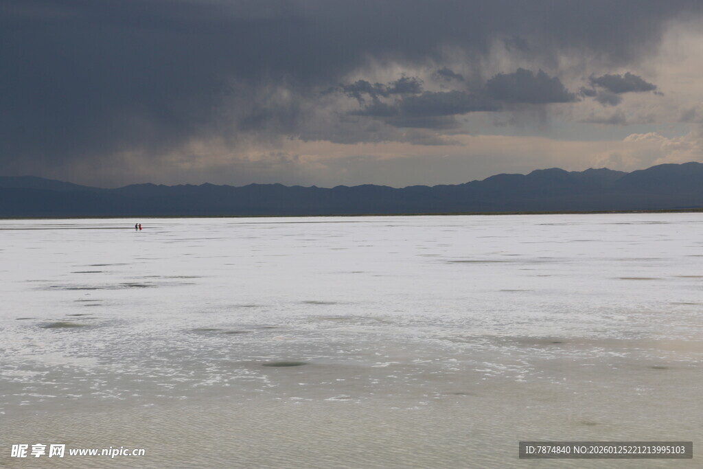 乌云笼罩下的广袤冰雪大地