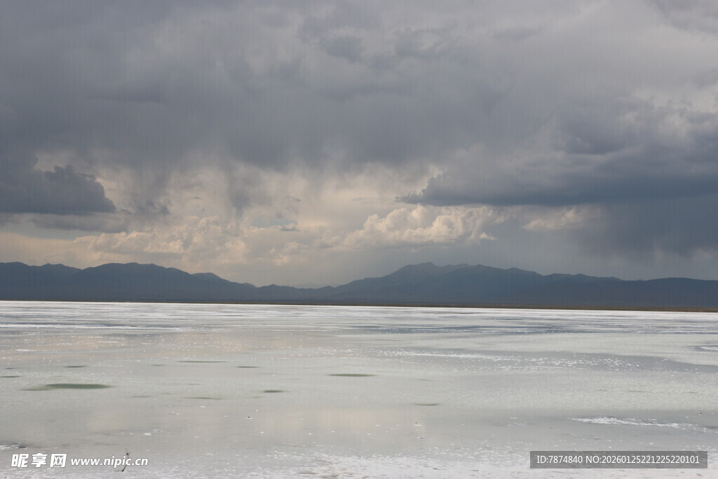 乌云笼罩下的广袤盐湖