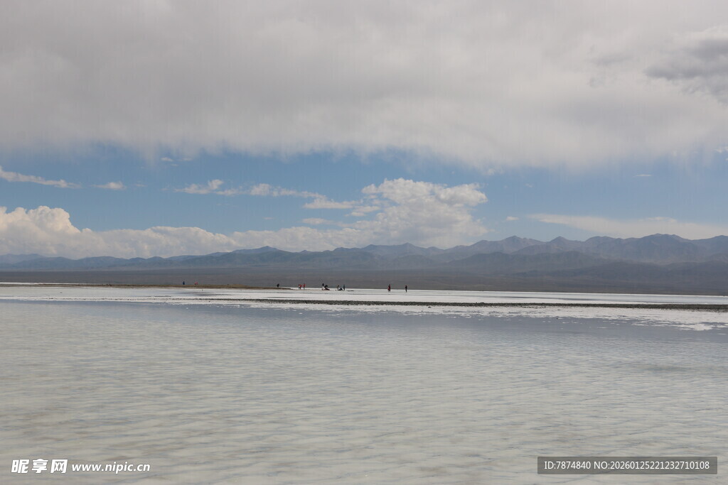 广阔盐湖与远处山峦景观