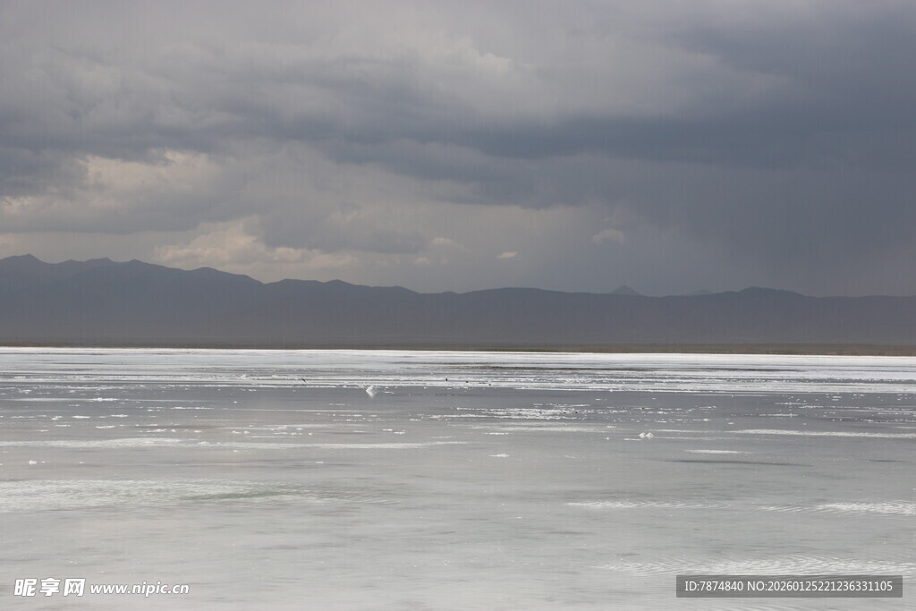 广阔冰面与阴沉天空景象