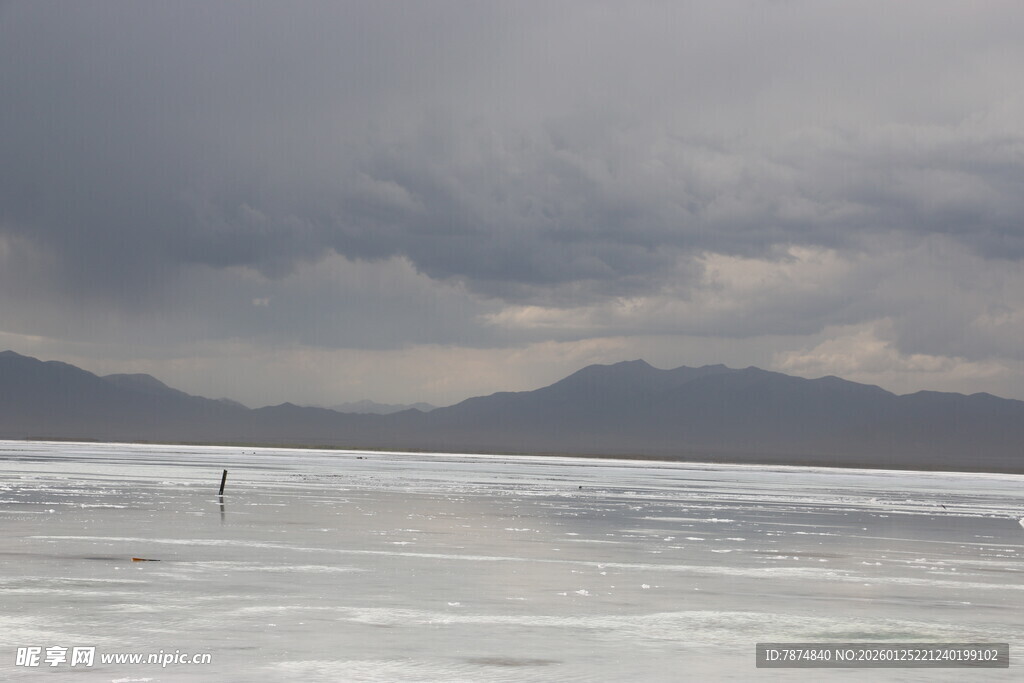 盐湖上空的阴沉风暴景象