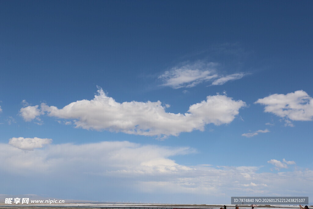 蓝天飘白云的开阔景致